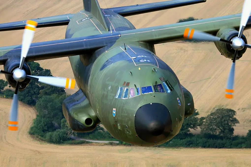 Transall C-160 im Tiefflug über einem abgeernteten Feld in Schleswig-Holstein